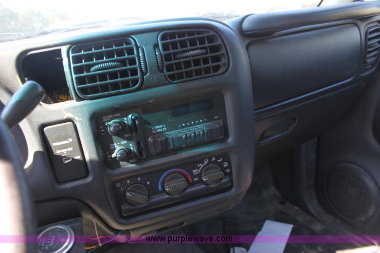 image for item D8240 2000 Chevrolet S10 pickup truck