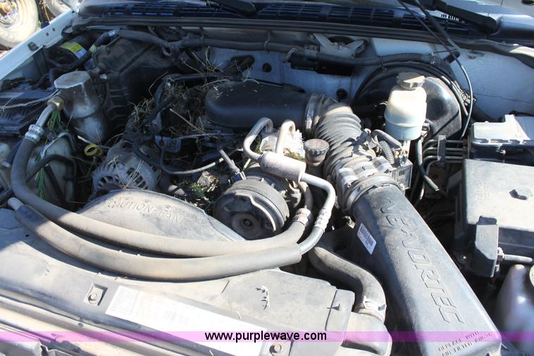 image for item D8240 2000 Chevrolet S10 pickup truck