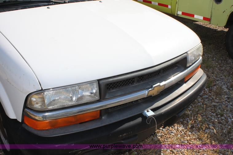 image for item D8240 2000 Chevrolet S10 pickup truck