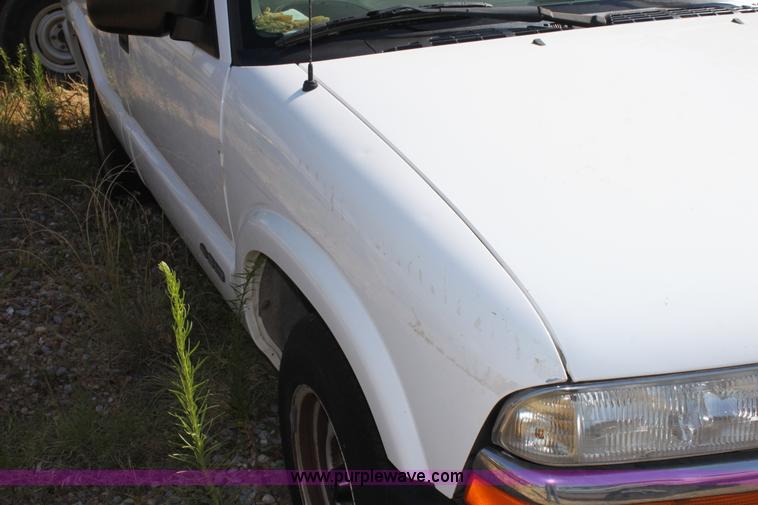 image for item D8240 2000 Chevrolet S10 pickup truck