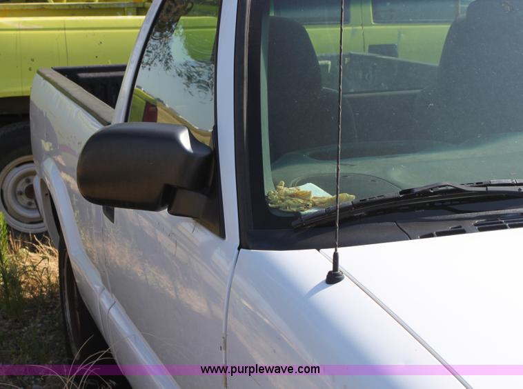 image for item D8240 2000 Chevrolet S10 pickup truck