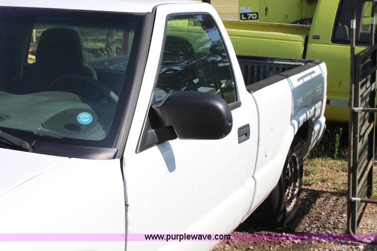 image for item D8240 2000 Chevrolet S10 pickup truck