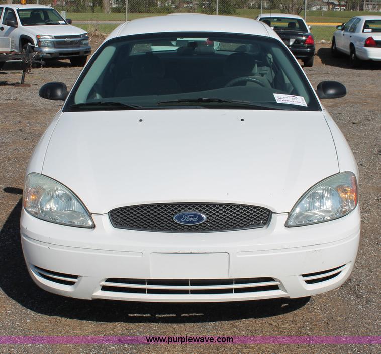 image for item D8242 2006 Ford Taurus SE