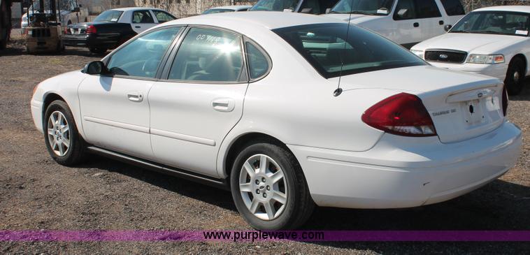 image for item D8242 2006 Ford Taurus SE