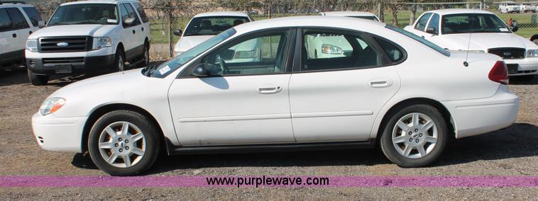 image for item D8242 2006 Ford Taurus SE