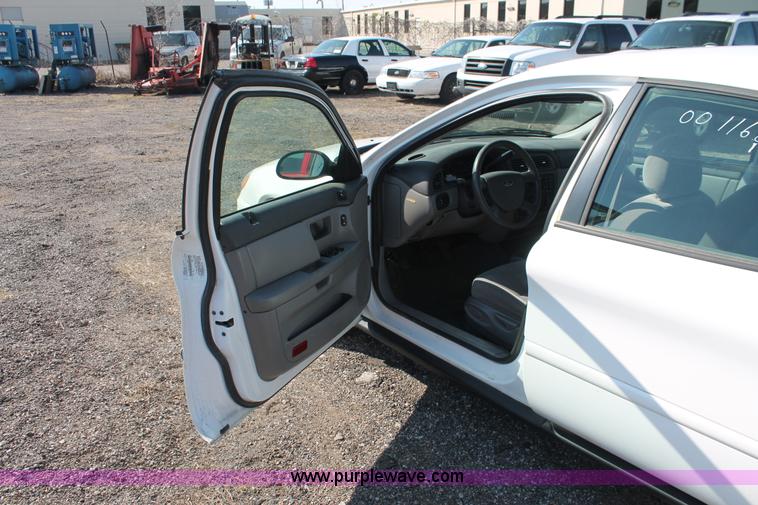 image for item D8242 2006 Ford Taurus SE