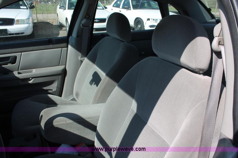 image for item D8242 2006 Ford Taurus SE