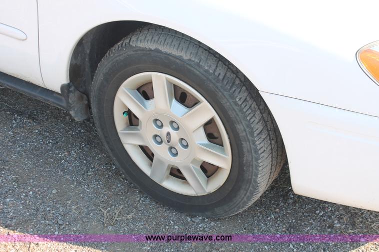 image for item D8242 2006 Ford Taurus SE