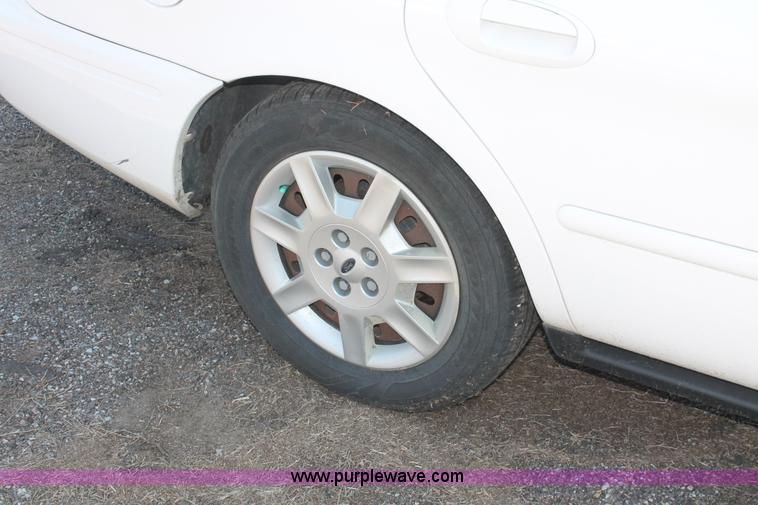 image for item D8242 2006 Ford Taurus SE
