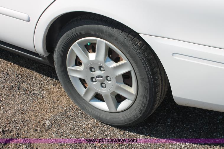 image for item D8242 2006 Ford Taurus SE