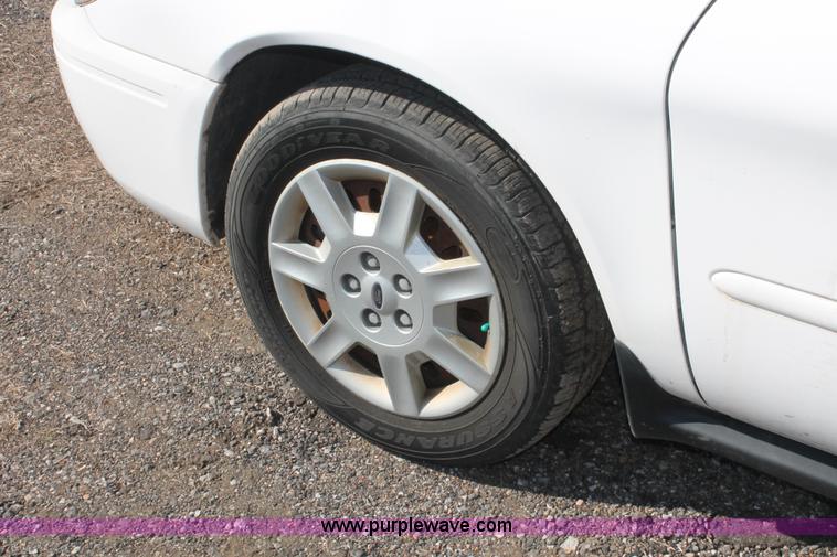 image for item D8242 2006 Ford Taurus SE
