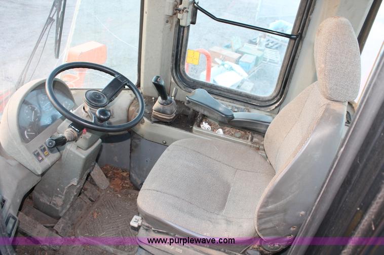 image for item D8245 2003 Daewoo Mega 300-V wheel loader