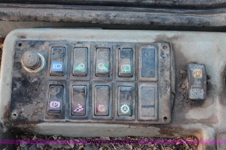 image for item D8245 2003 Daewoo Mega 300-V wheel loader