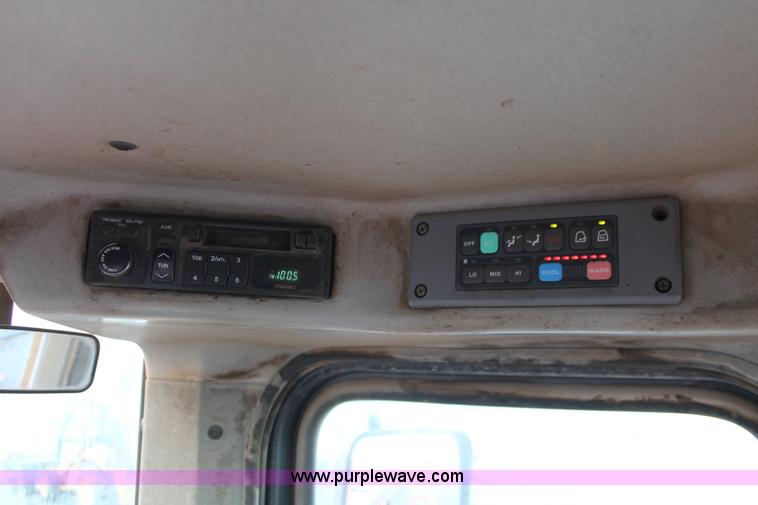 image for item D8245 2003 Daewoo Mega 300-V wheel loader