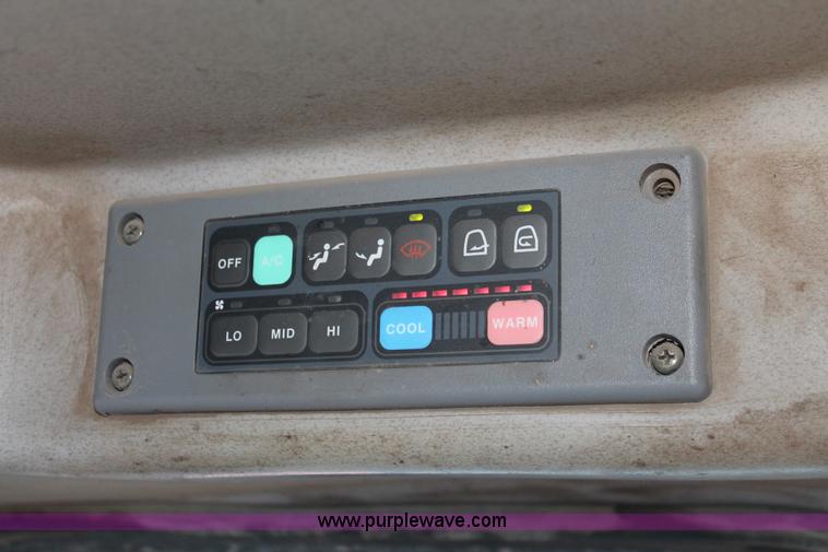 image for item D8245 2003 Daewoo Mega 300-V wheel loader