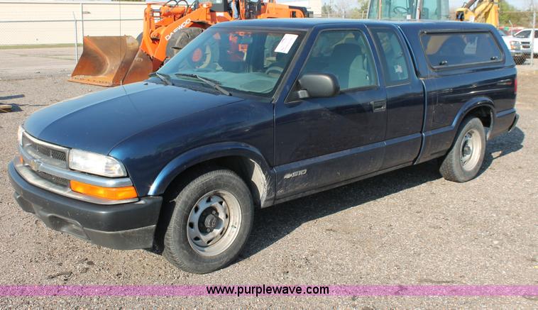 image for item D8248 2002 Chevrolet S10 extended cab pickup truck