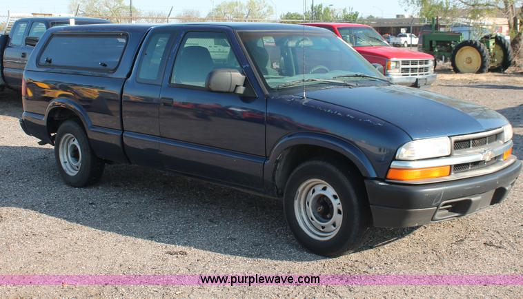 image for item D8248 2002 Chevrolet S10 extended cab pickup truck