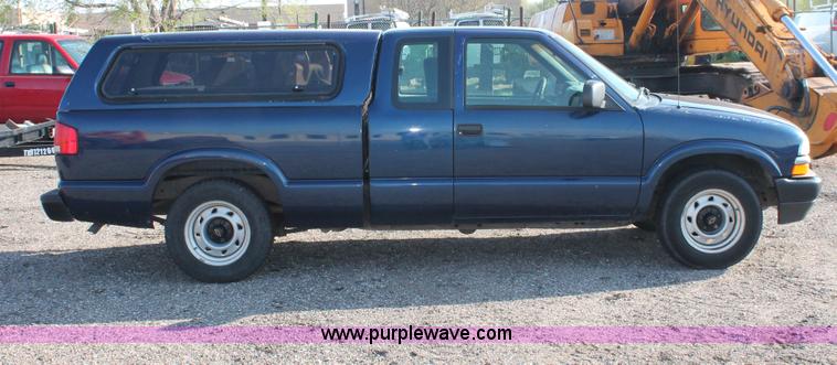 image for item D8248 2002 Chevrolet S10 extended cab pickup truck