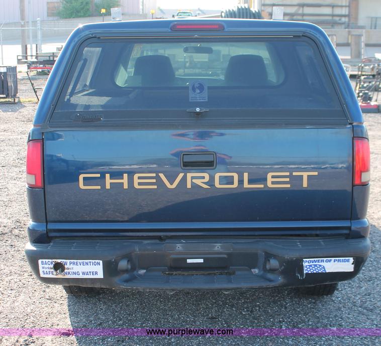 image for item D8248 2002 Chevrolet S10 extended cab pickup truck