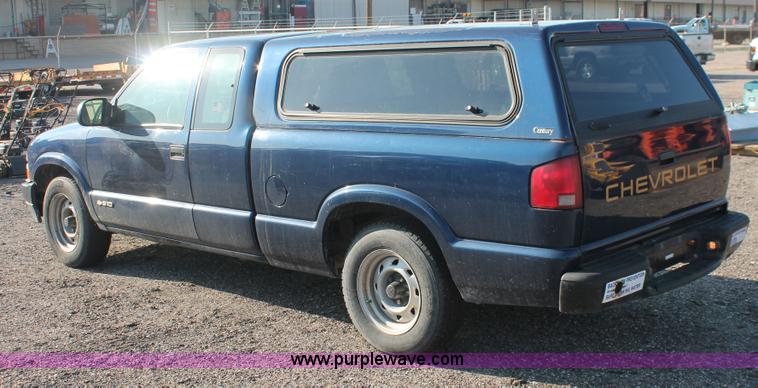 image for item D8248 2002 Chevrolet S10 extended cab pickup truck