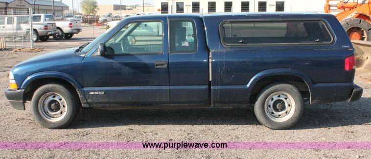 image for item D8248 2002 Chevrolet S10 extended cab pickup truck