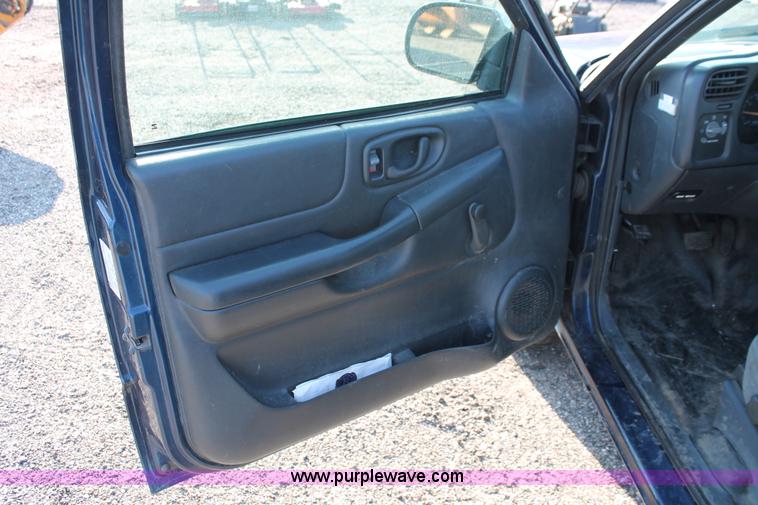 image for item D8248 2002 Chevrolet S10 extended cab pickup truck