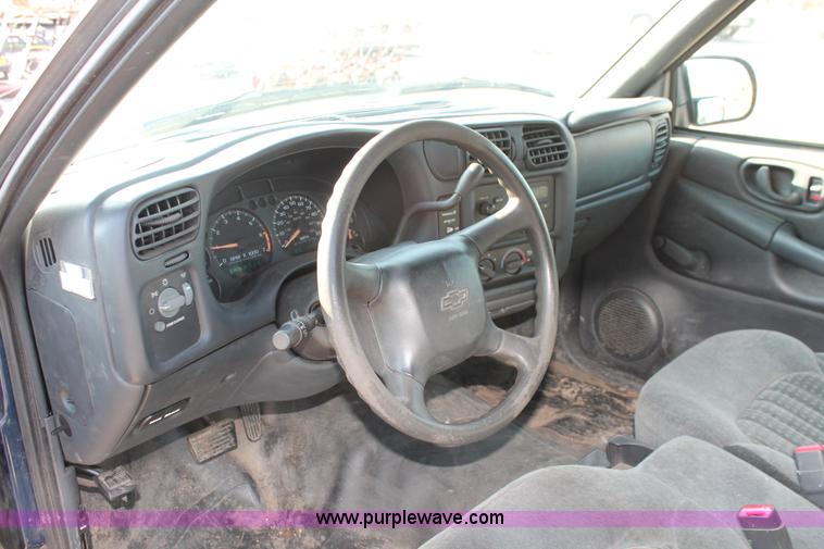 image for item D8248 2002 Chevrolet S10 extended cab pickup truck