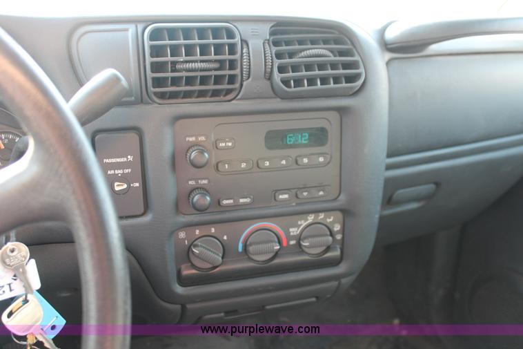 image for item D8248 2002 Chevrolet S10 extended cab pickup truck