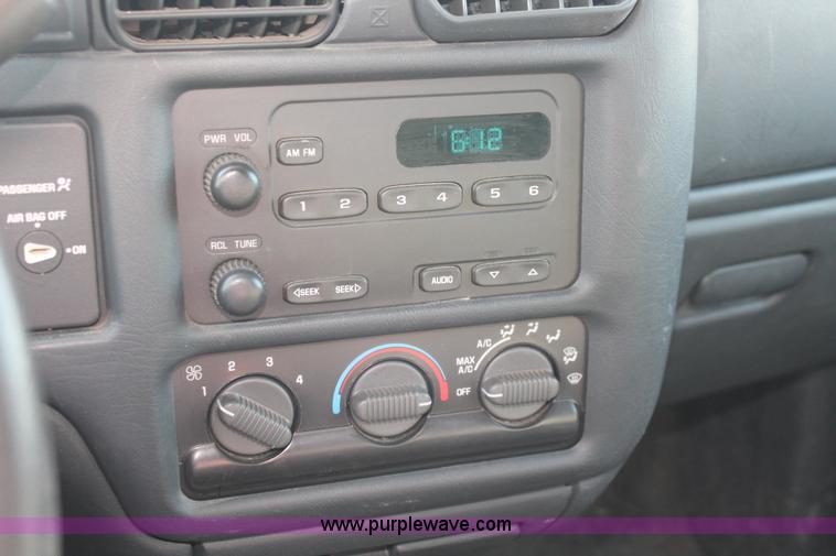 image for item D8248 2002 Chevrolet S10 extended cab pickup truck