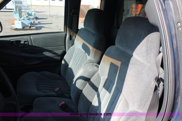 image for item D8248 2002 Chevrolet S10 extended cab pickup truck