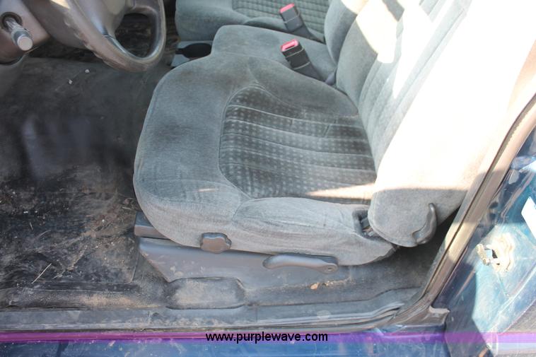 image for item D8248 2002 Chevrolet S10 extended cab pickup truck