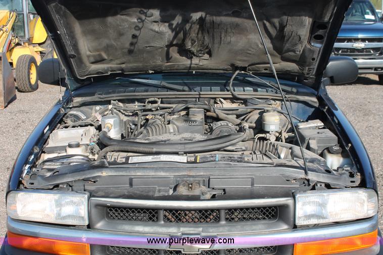 image for item D8248 2002 Chevrolet S10 extended cab pickup truck