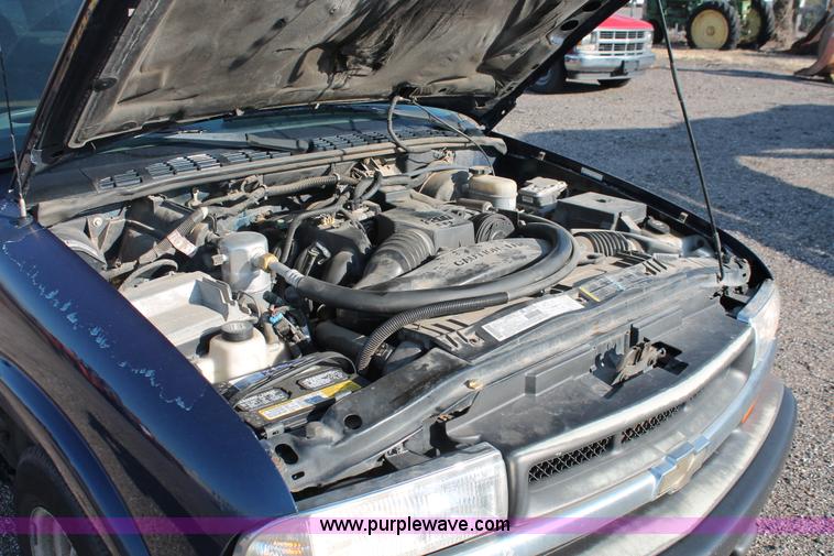 image for item D8248 2002 Chevrolet S10 extended cab pickup truck