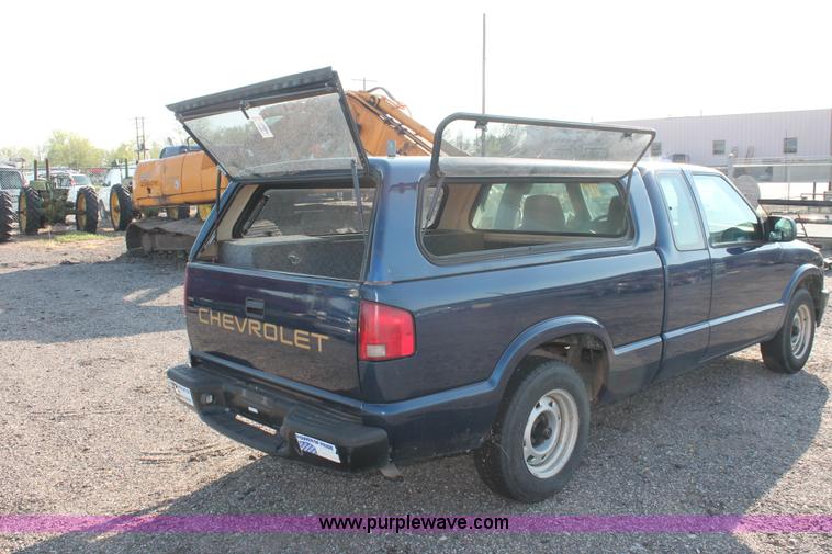 image for item D8248 2002 Chevrolet S10 extended cab pickup truck