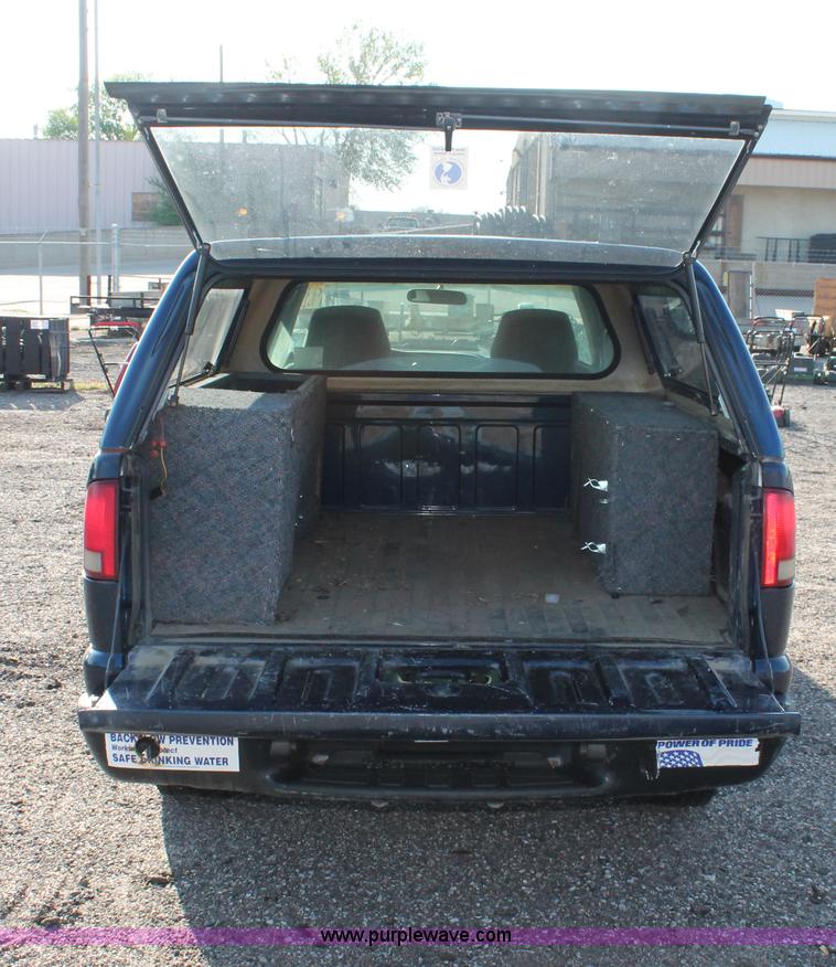 image for item D8248 2002 Chevrolet S10 extended cab pickup truck