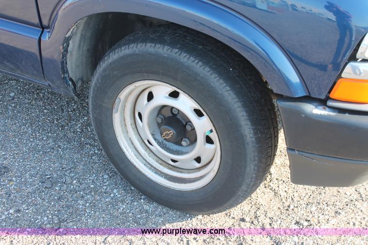 image for item D8248 2002 Chevrolet S10 extended cab pickup truck