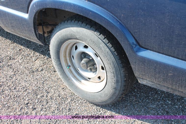 image for item D8248 2002 Chevrolet S10 extended cab pickup truck