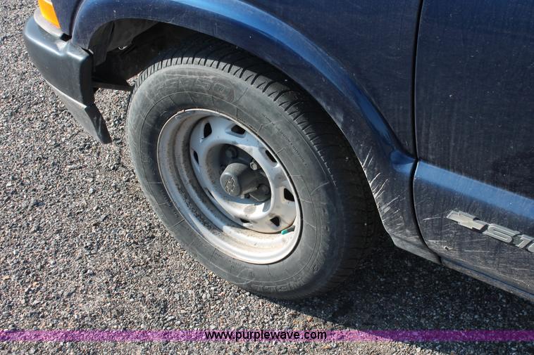 image for item D8248 2002 Chevrolet S10 extended cab pickup truck