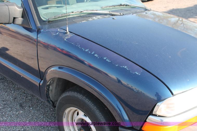 image for item D8248 2002 Chevrolet S10 extended cab pickup truck