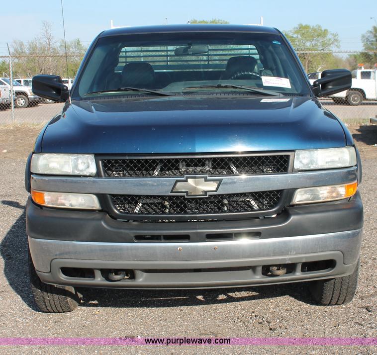 image for item D8249 2002 Chevrolet Silverado 2500HD utility truck