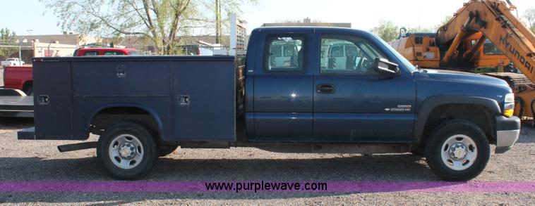 image for item D8249 2002 Chevrolet Silverado 2500HD utility truck