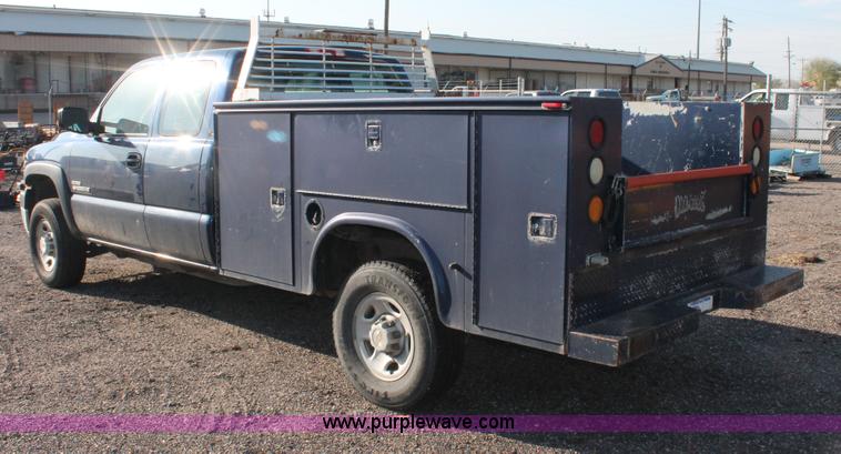 image for item D8249 2002 Chevrolet Silverado 2500HD utility truck