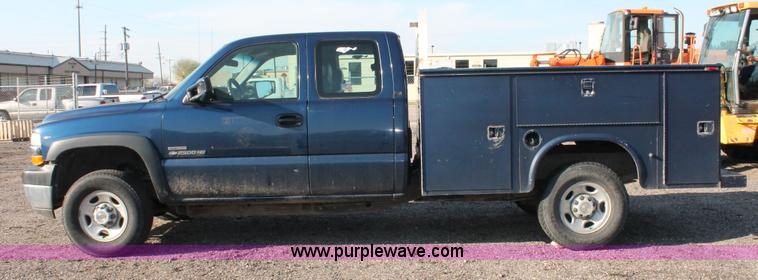 image for item D8249 2002 Chevrolet Silverado 2500HD utility truck