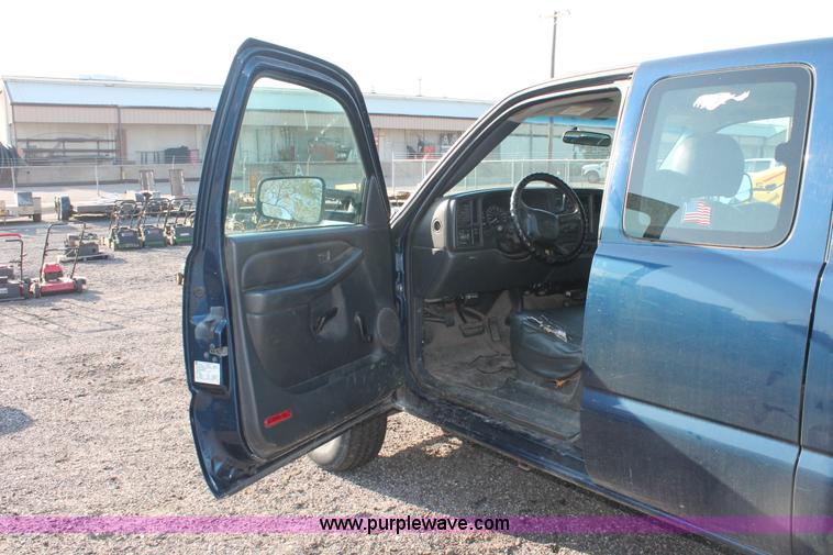 image for item D8249 2002 Chevrolet Silverado 2500HD utility truck