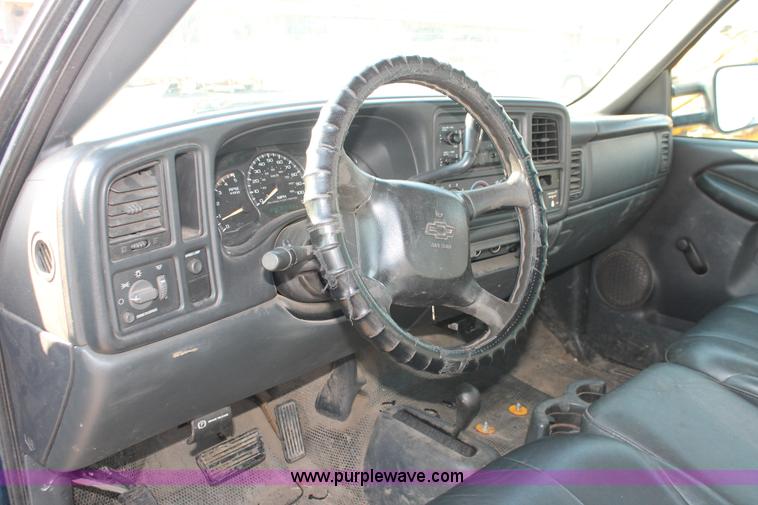 image for item D8249 2002 Chevrolet Silverado 2500HD utility truck