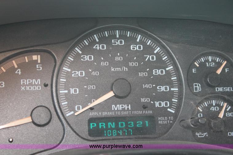 image for item D8249 2002 Chevrolet Silverado 2500HD utility truck