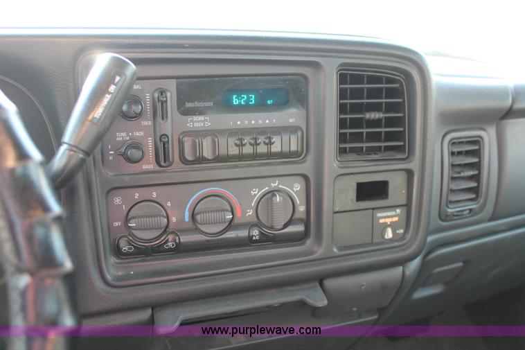 image for item D8249 2002 Chevrolet Silverado 2500HD utility truck