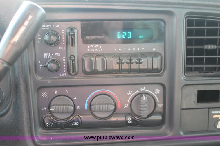 image for item D8249 2002 Chevrolet Silverado 2500HD utility truck