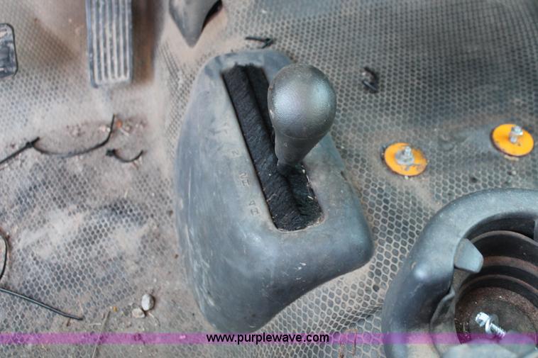 image for item D8249 2002 Chevrolet Silverado 2500HD utility truck