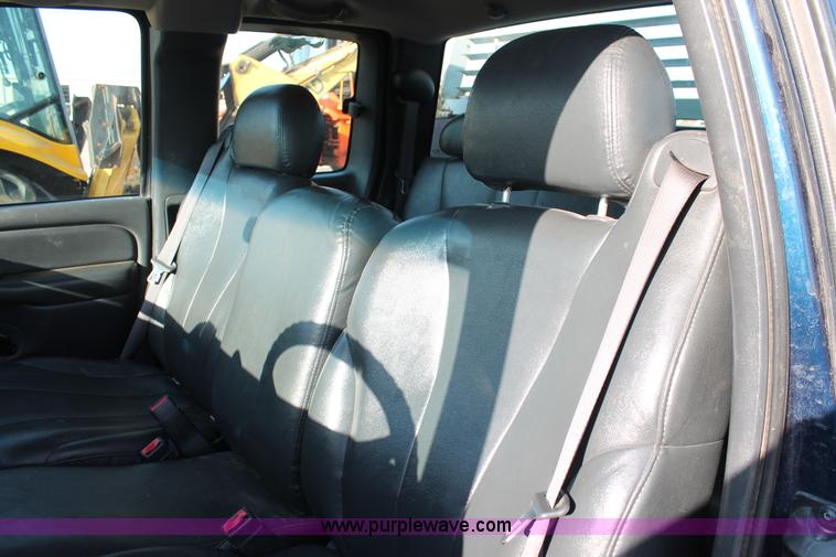 image for item D8249 2002 Chevrolet Silverado 2500HD utility truck